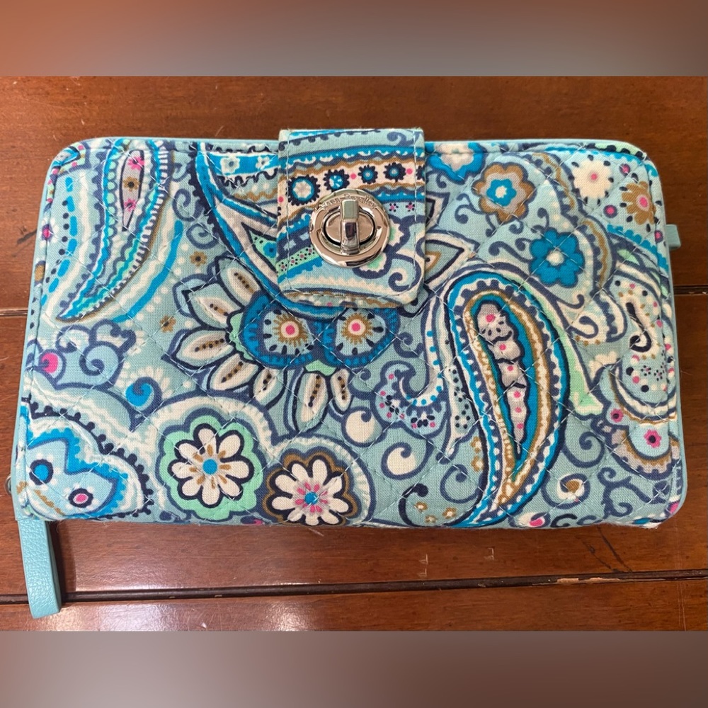 Vera Bradley wallet. Good preowned condition.